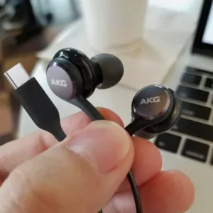 Stereo sluchátka AKG pro Samsung Galaxy S23 FE, USB-C, originální příslušenství pro mobilní telefony a jiná zařízení s přenosem zvuku přes konektor Typu-C Samsung-AKG